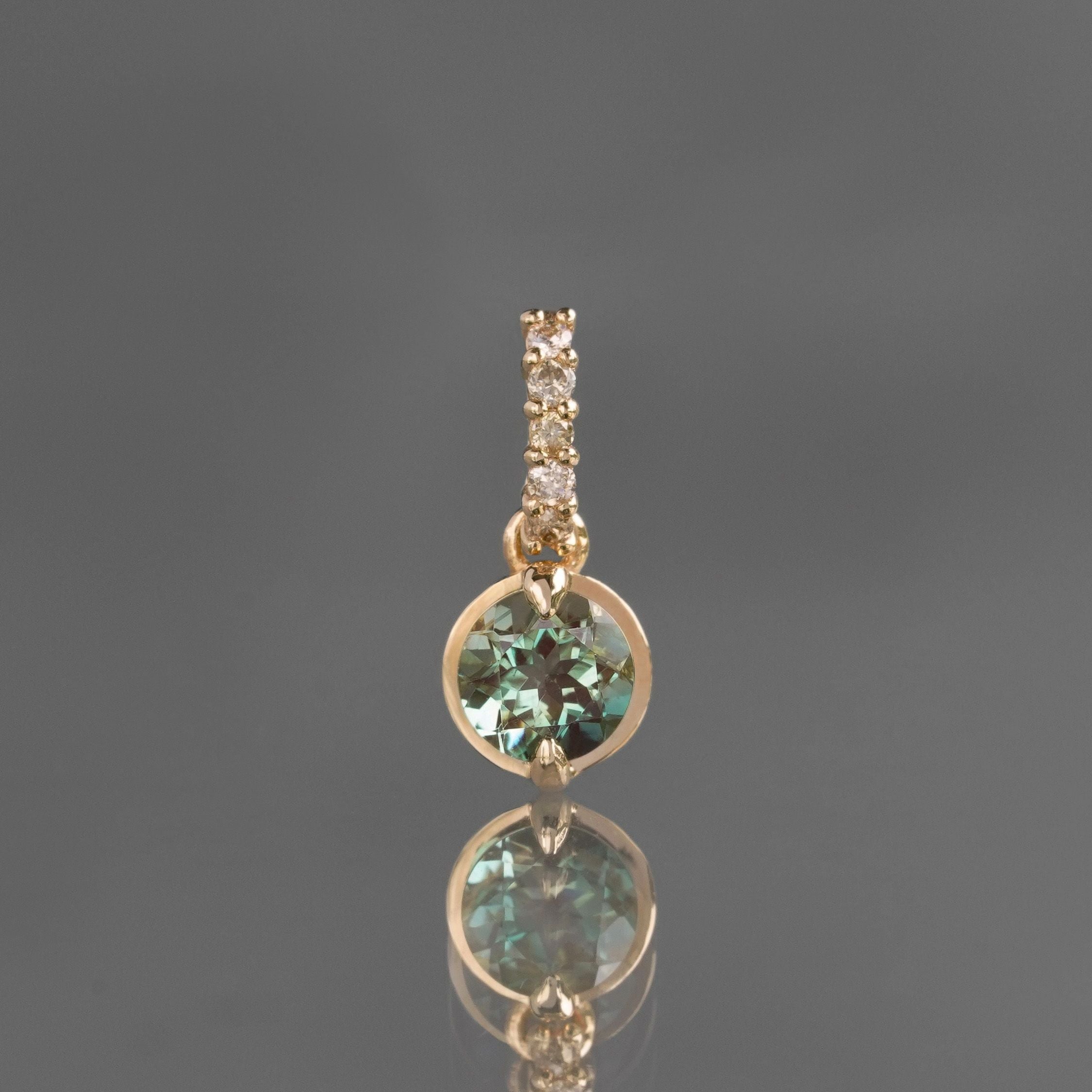 Green apatite pear shaped charm /グリーンアパタイト | Hariqua