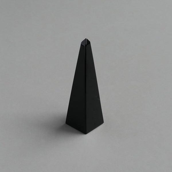 Black Nephrite obelisk /ブラックネフライト（黒翡翠） | Hariqua